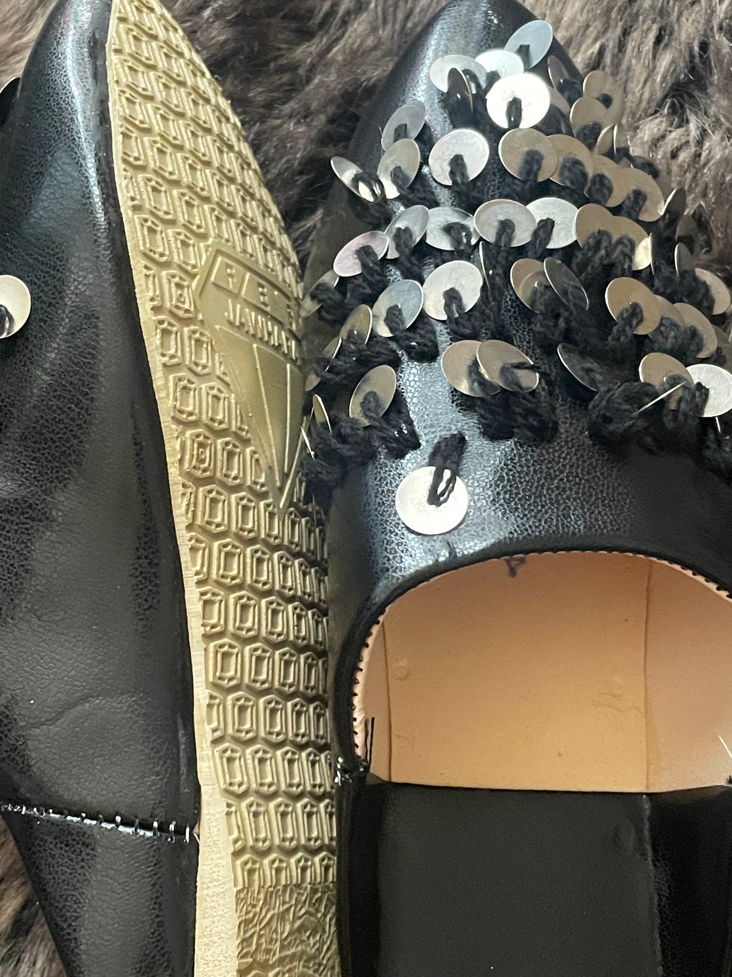 Babouches noires à sequins