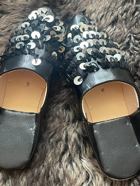 Babouches noires à sequins